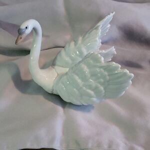 Elegant White Porcelain Swan Figurine. LLADRO